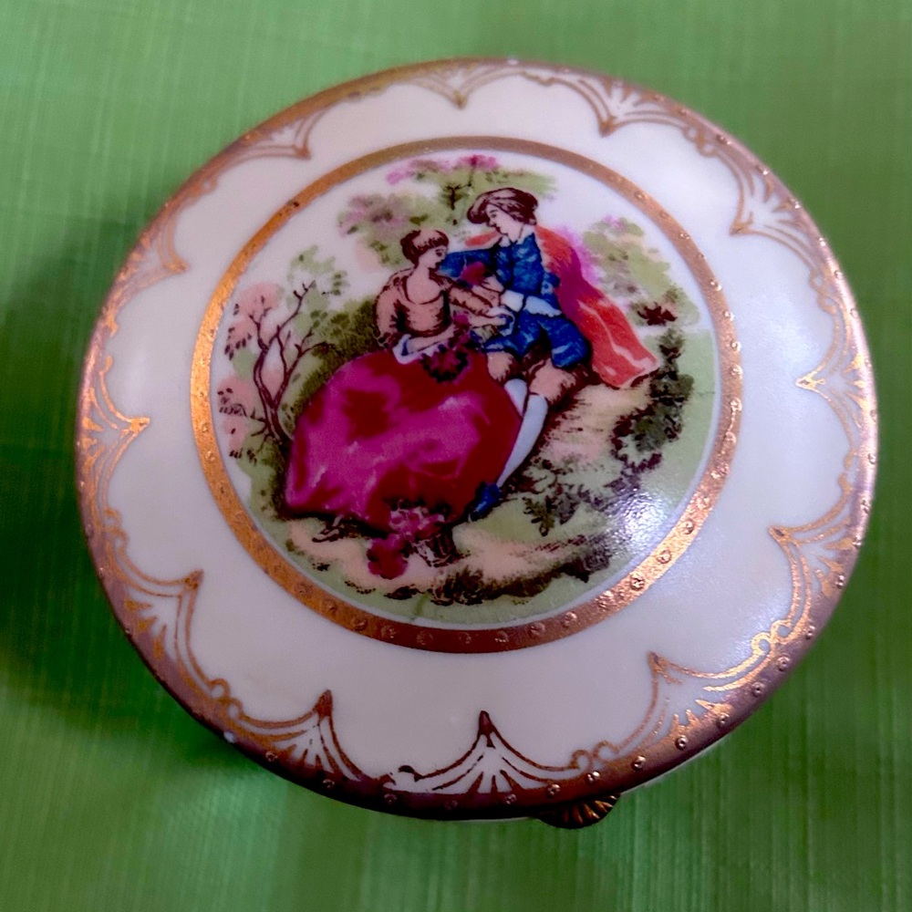 Vintage Arnart Decorative Trinket Box with Romantic Scene Hinged with 3 Legs